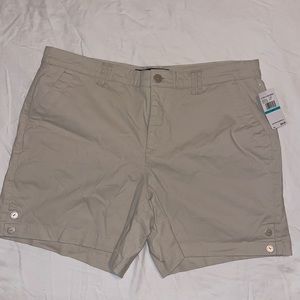 BNWT-Gloria Vanderbilt Khaki Shorts Size 16